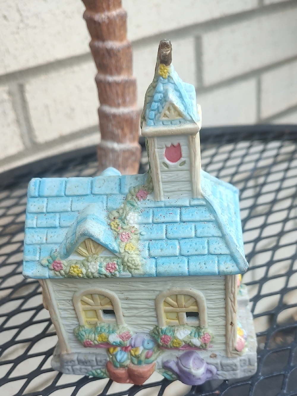 Spring Time Church Figurine - - Picture 4 of 7